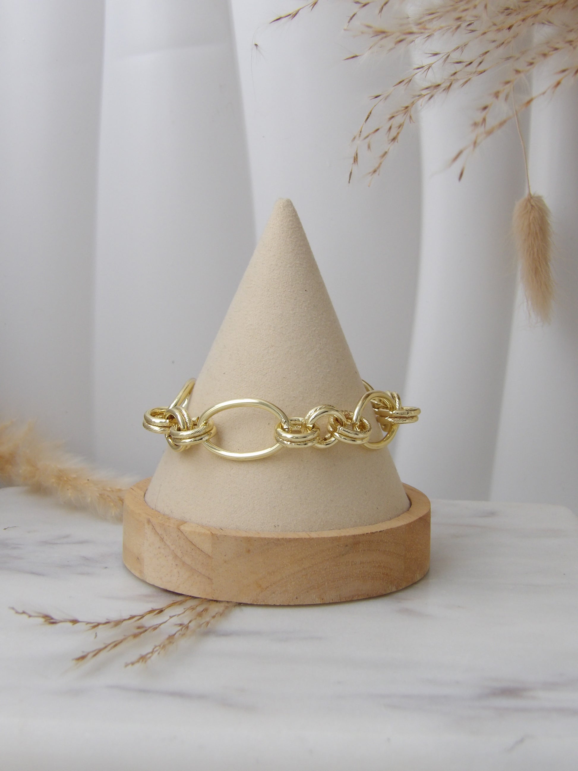 Veyra Bracelet in rhodium — timeless elegance with a polished finish. A versatile piece to elevate your everyday style.