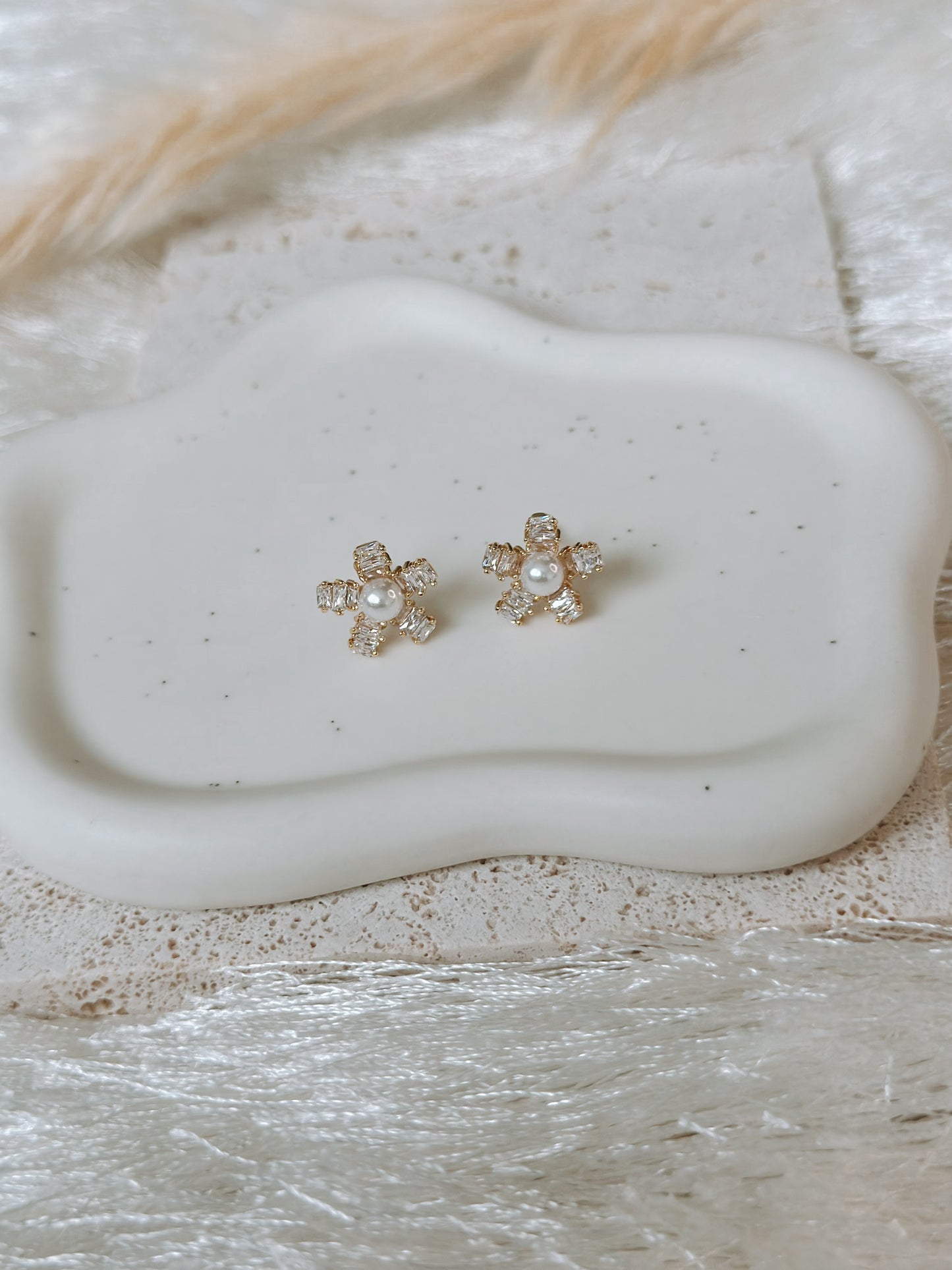 ESTRELLA PEARL STUD