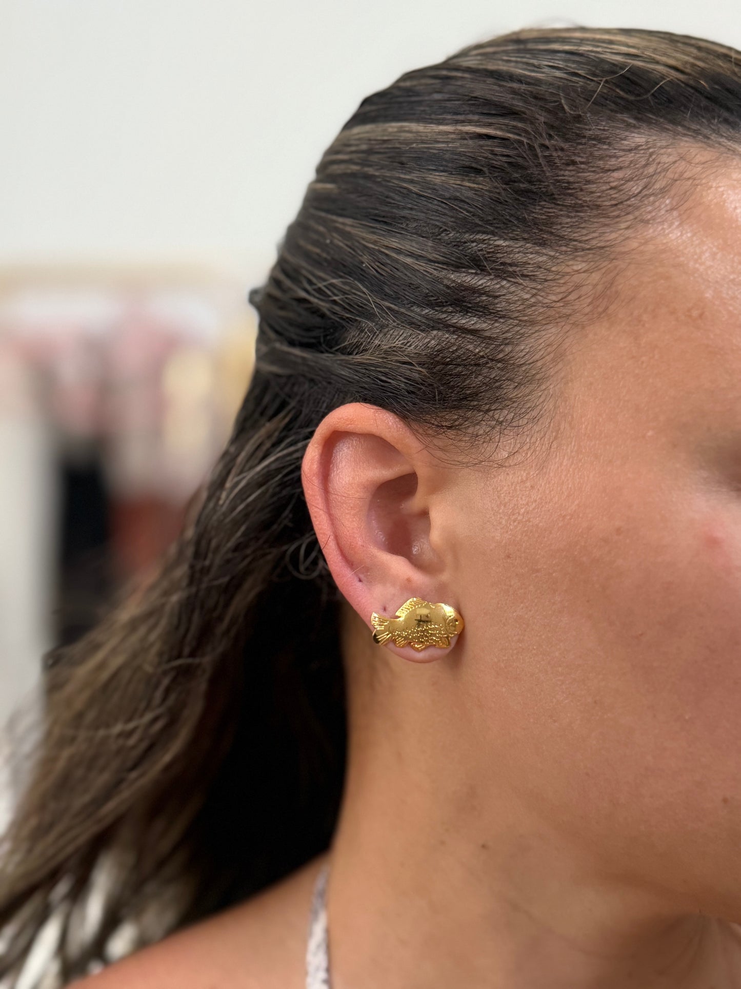 SOLARA FISH STUDS BRONZE