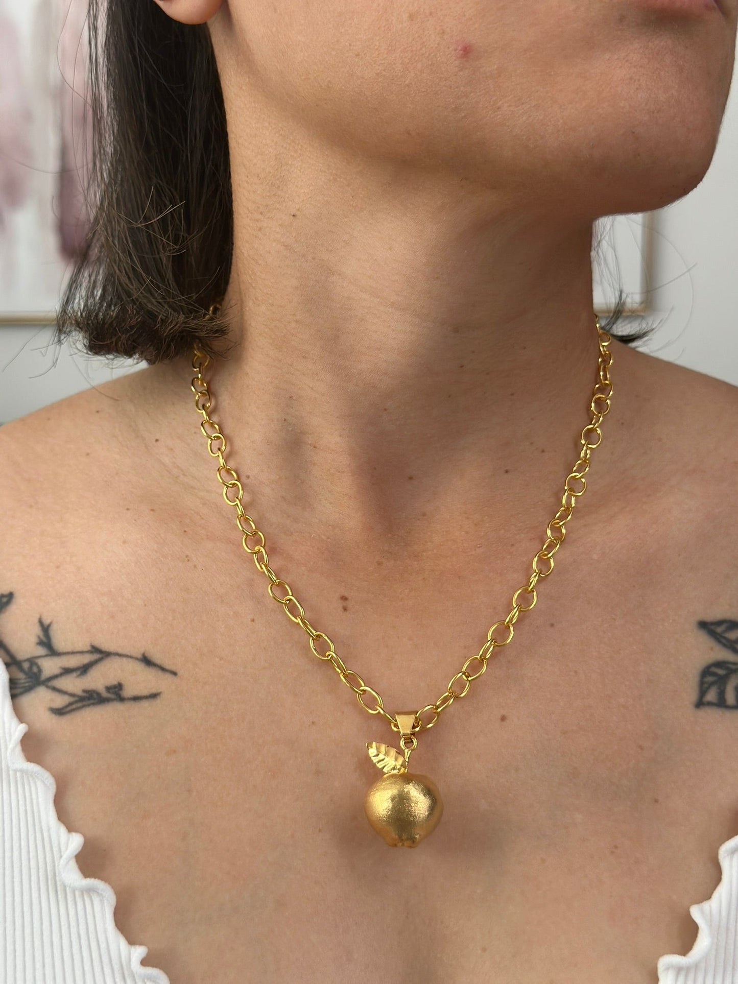 BIG APPLE NECKLACE BRONZE
