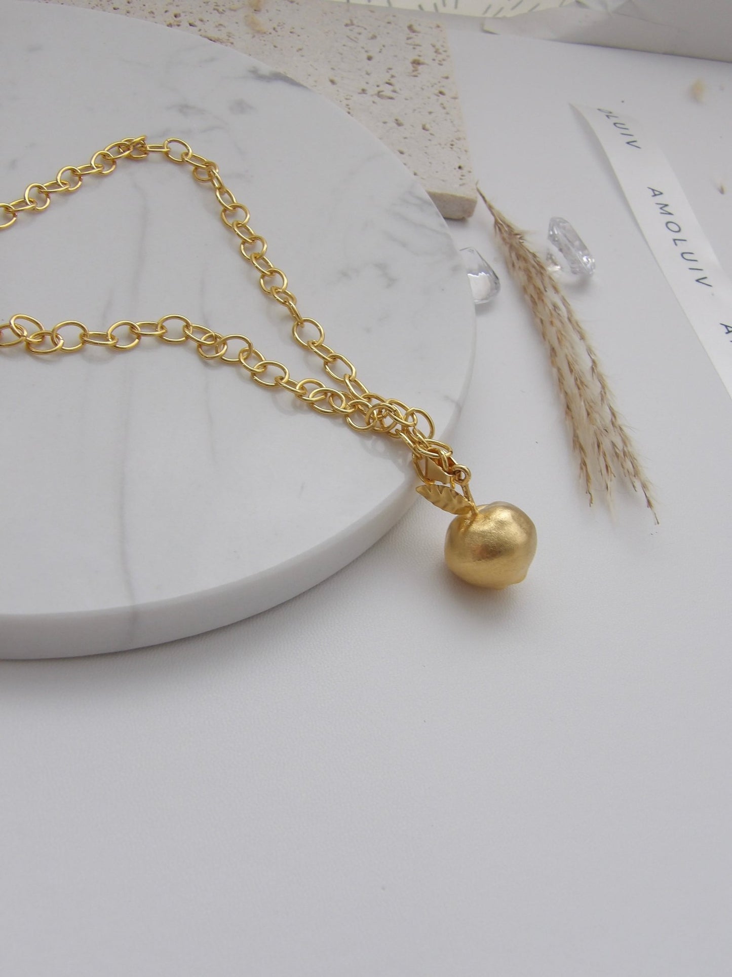 BIG APPLE NECKLACE BRONZE