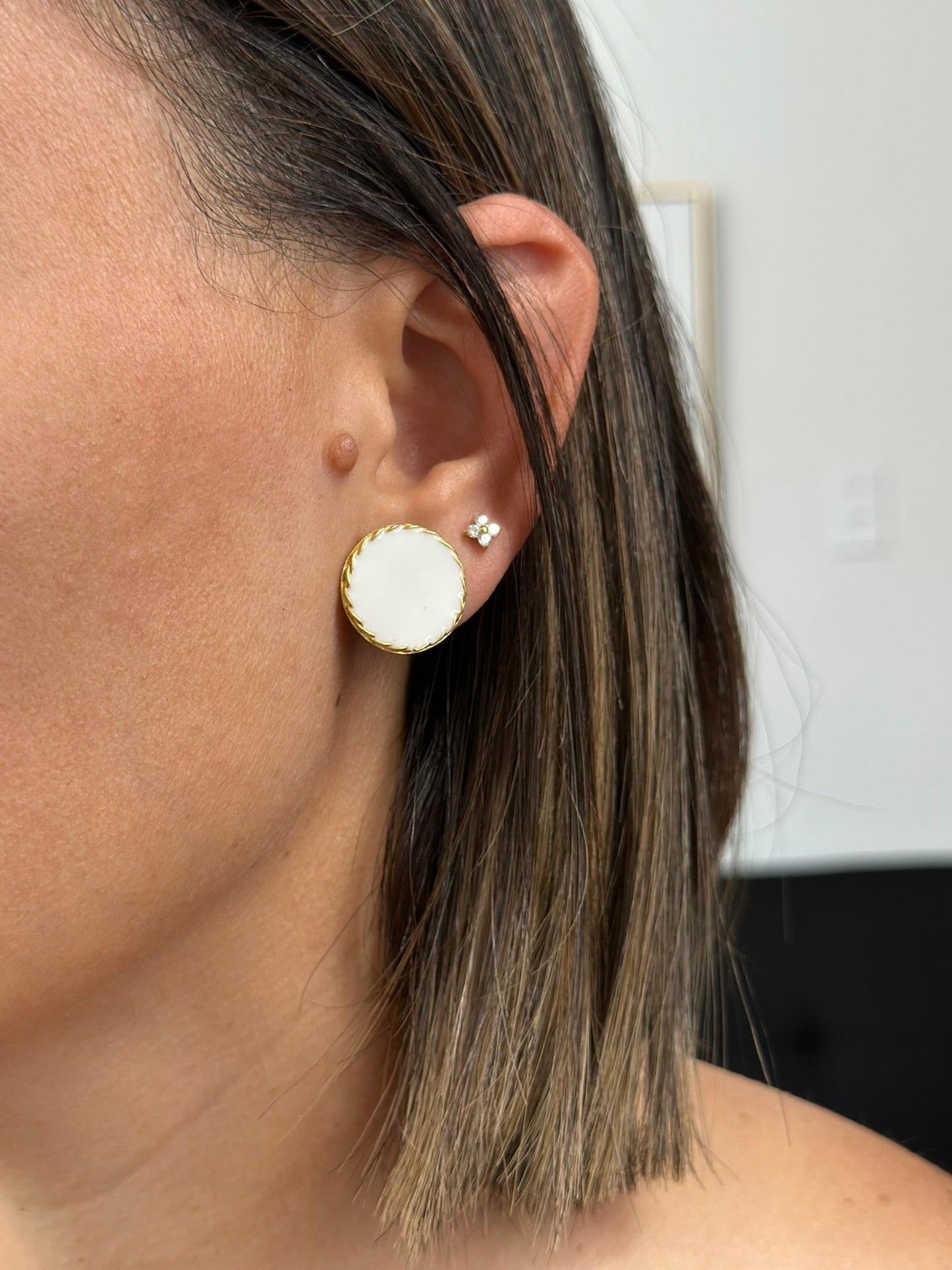 CAMILA WHITE EARRINGS BRONZE