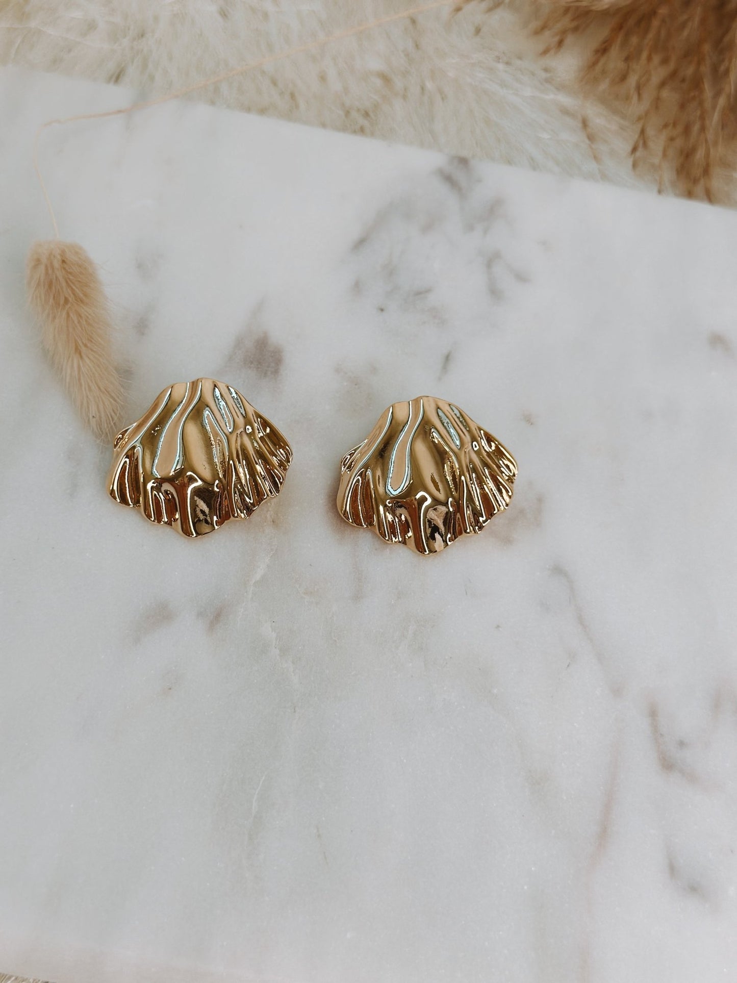 CONCHA GOLD EARRINGS