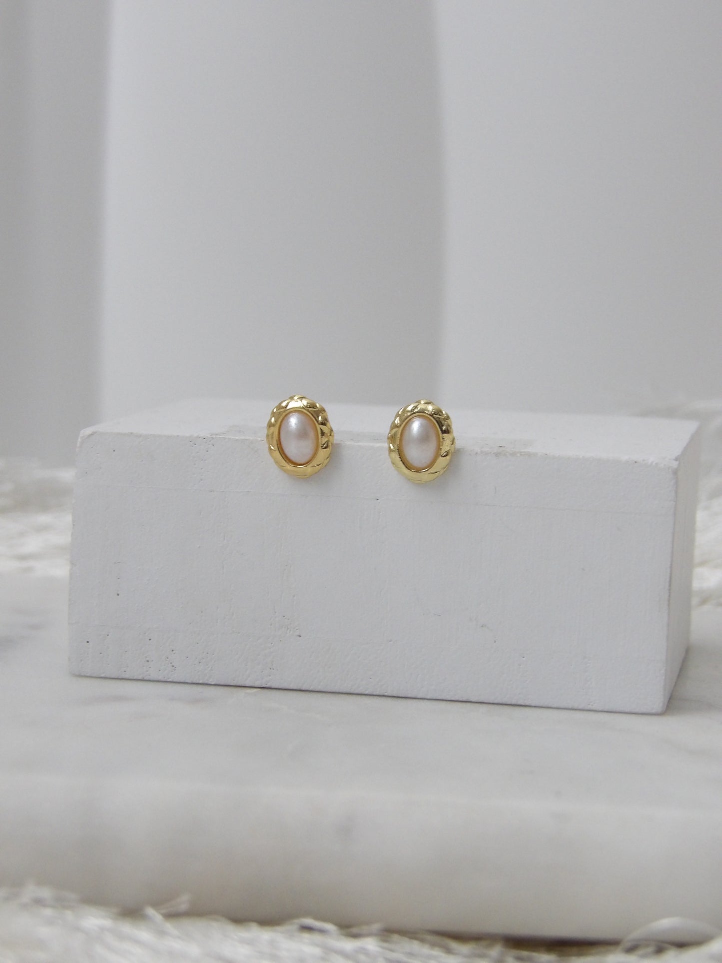 AURIA PEARL STUDS