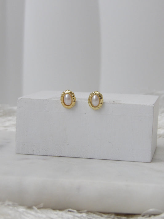 AURIA PEARL STUDS