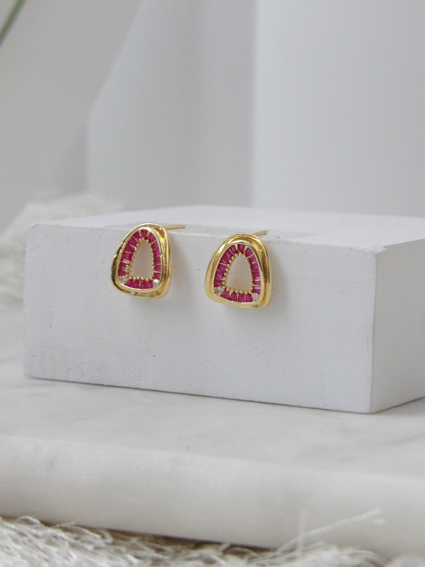 SCARTLET HALO STUDS