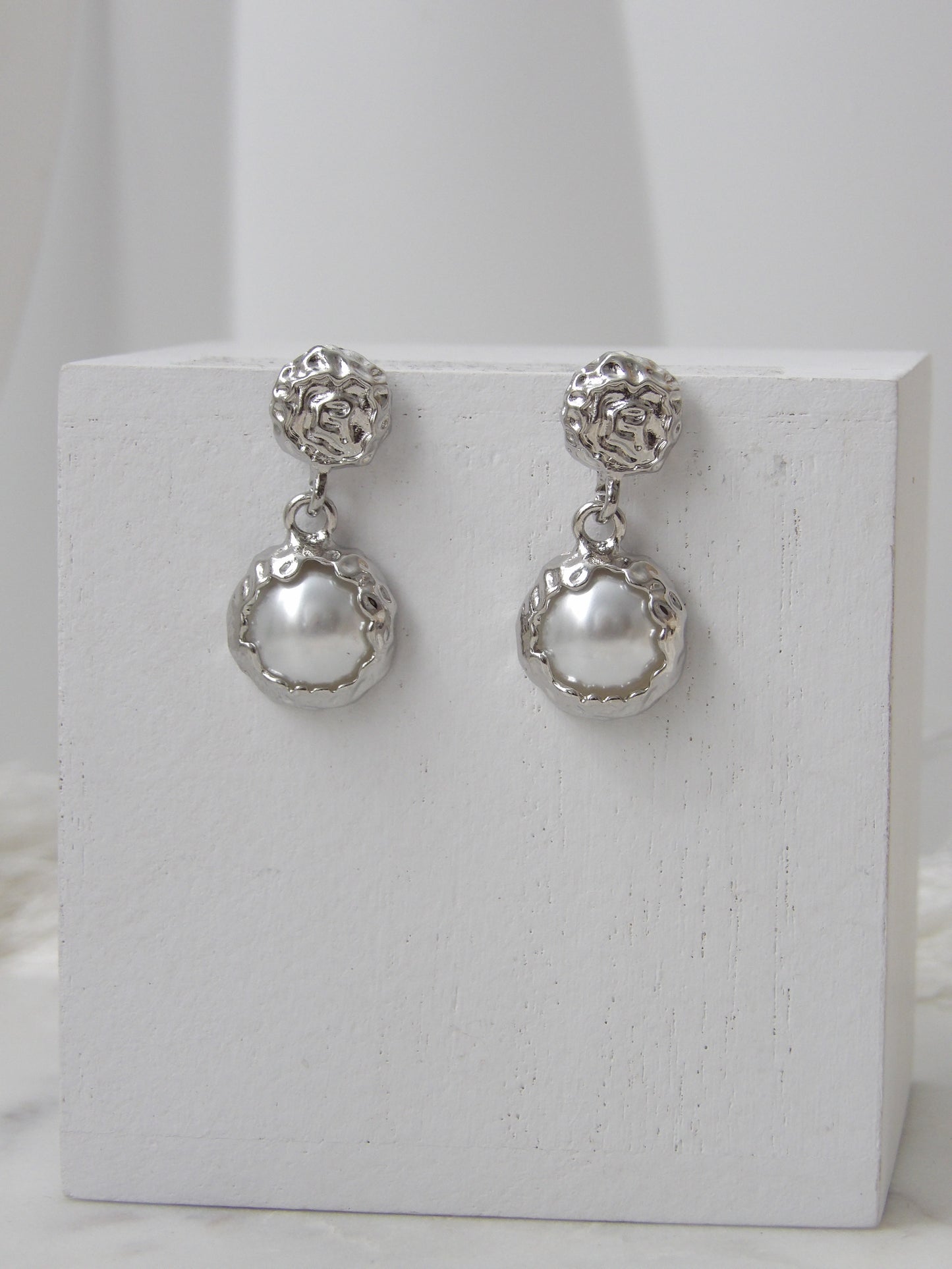 MOLTEN PEARL DROP