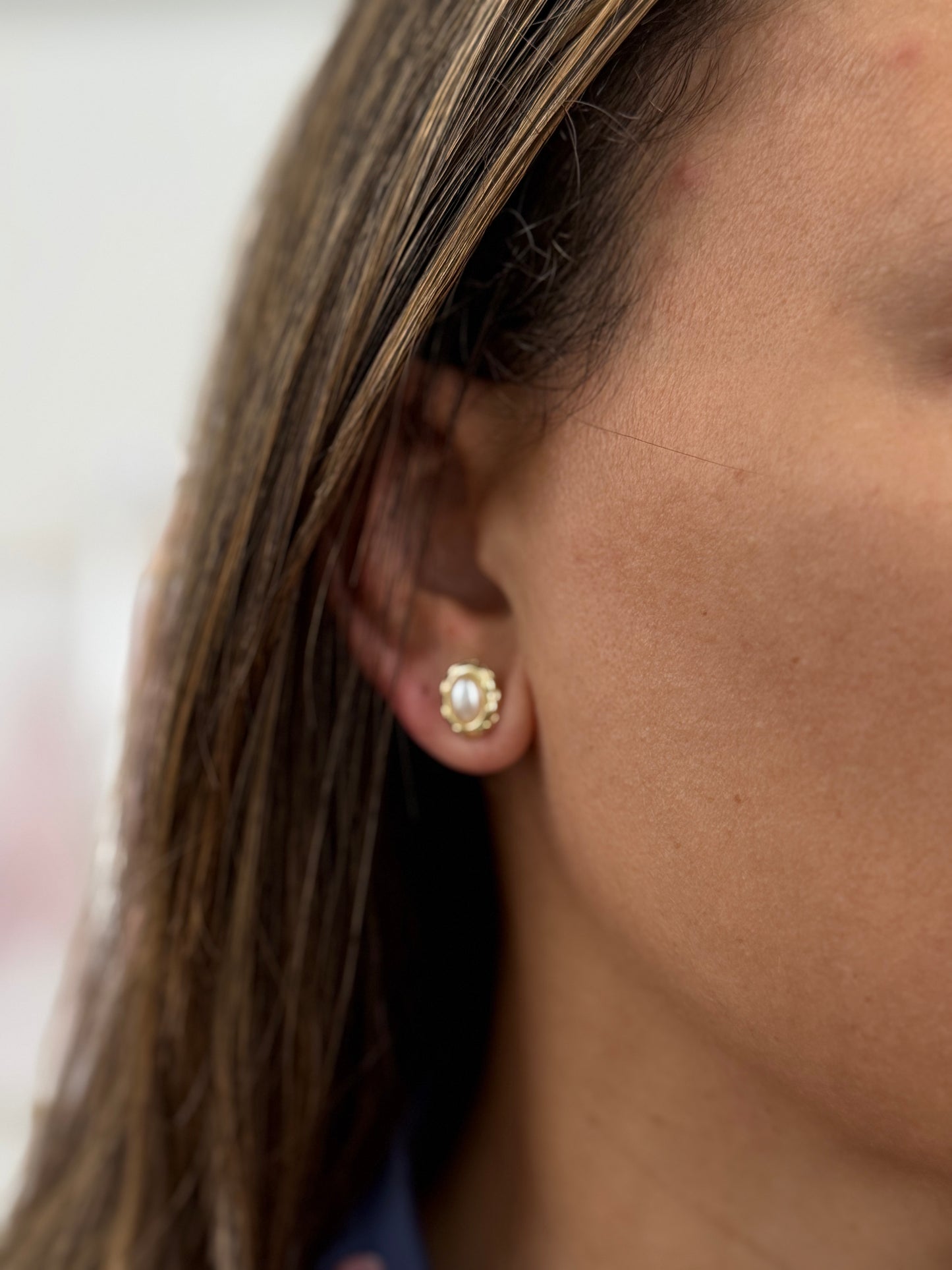 AURIA PEARL STUDS