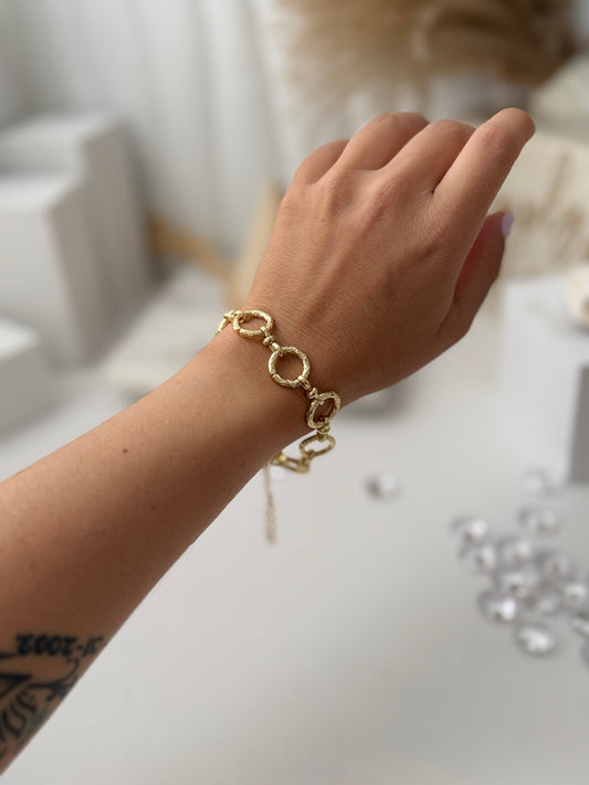 CERYS Bracelet in rhodium — timeless elegance with a polished finish. A versatile piece to elevate your everyday style.