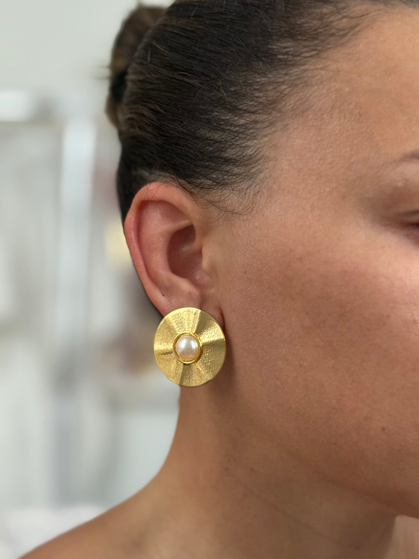 LUNA PEARL STUDS BRONZE