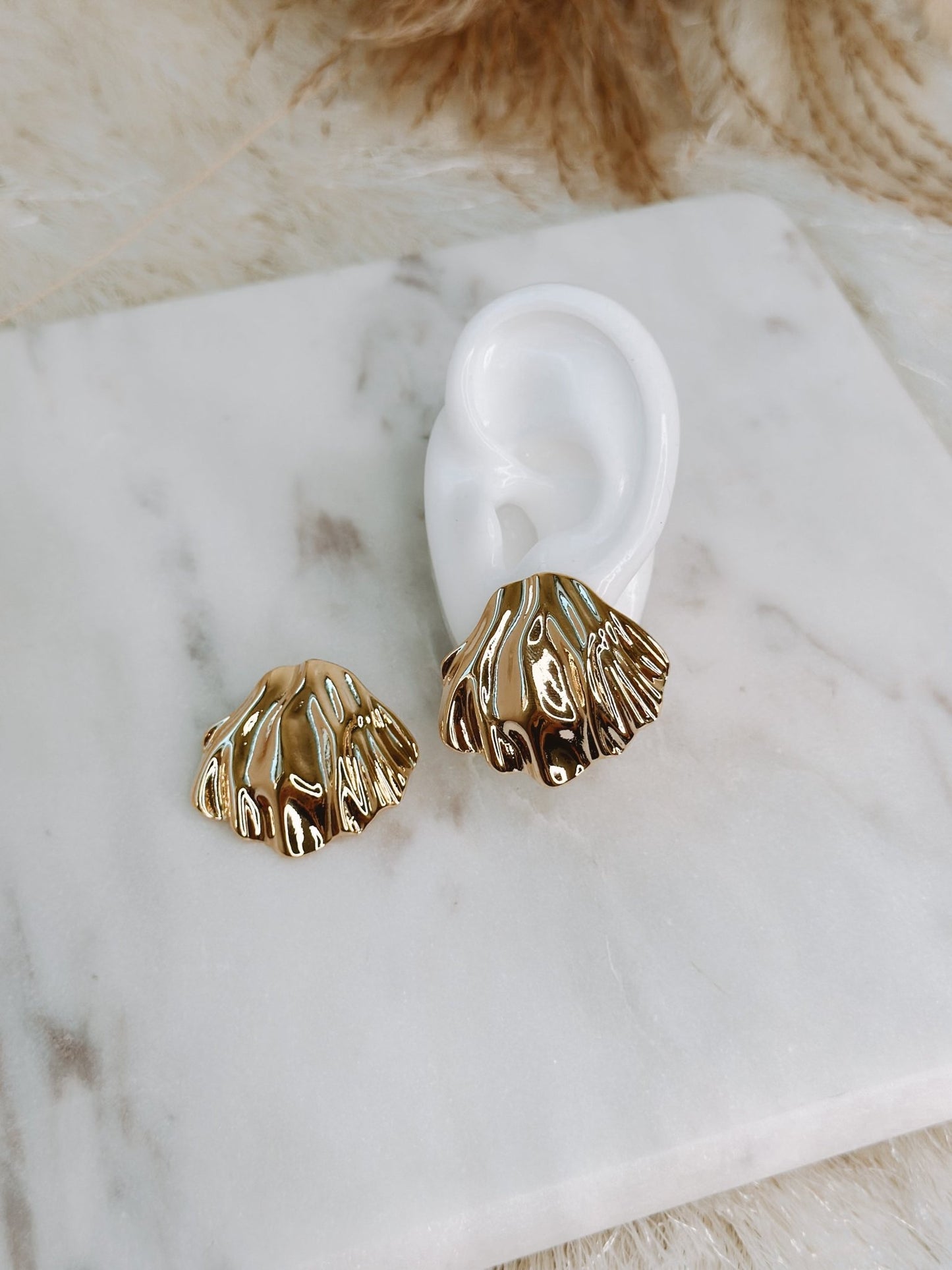 CONCHA GOLD EARRINGS